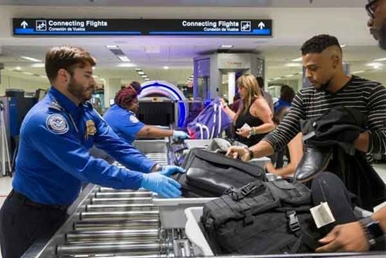 Xách đồ giúp người lạ ở sân bay, nguy cơ thành tội phạm trong tích tắc