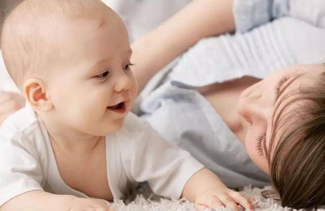 6 tháng tuổi là giai đoạn then chốt trong quá trình phát triển của trẻ, nếu bỏ qua những chi tiết này bé dễ ốm vặt liên tục-1