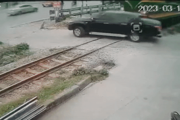 Qua đường thiếu quan sát, ôtô bị tàu hỏa húc văng xa