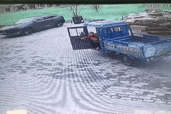 Ôtô chìm dần dưới sông, người dân lao xuống cứu-1