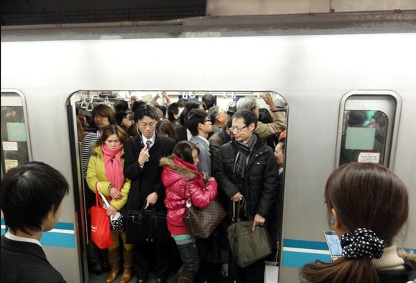 Nghề lạ nhất Nhật Bản: Nhồi nhét người lên tàu bất chấp việc bị coi là thô lỗ-1