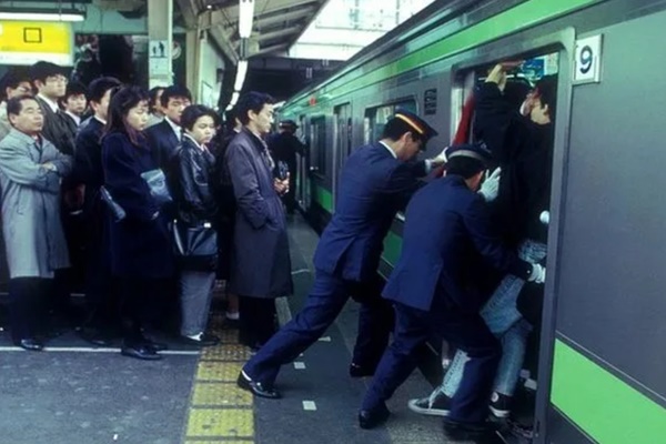 Nghề lạ nhất Nhật Bản: Nhồi nhét người lên tàu bất chấp việc bị coi là thô lỗ-3