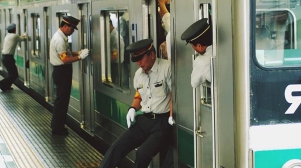 Nghề lạ nhất Nhật Bản: Nhồi nhét người lên tàu bất chấp việc bị coi là thô lỗ-4