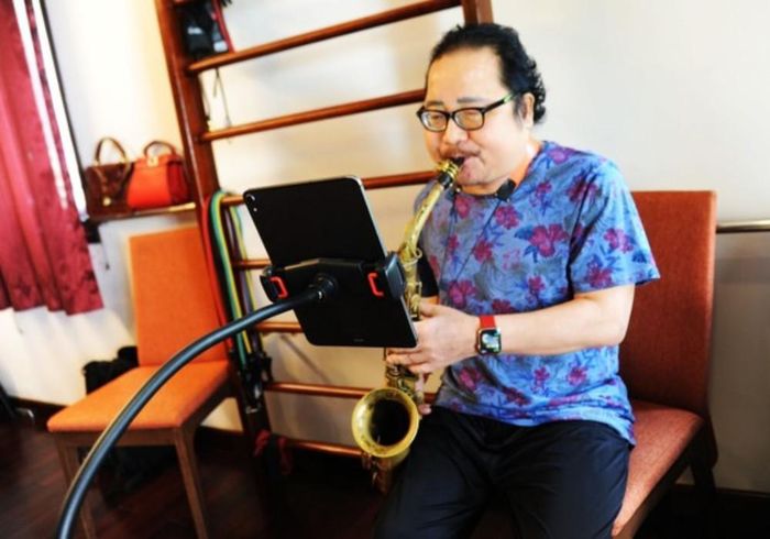 Trần Mạnh Tuấn vượt cửa tử, tận tụy dạy kèn cho con trai diva Hồng Nhung-1