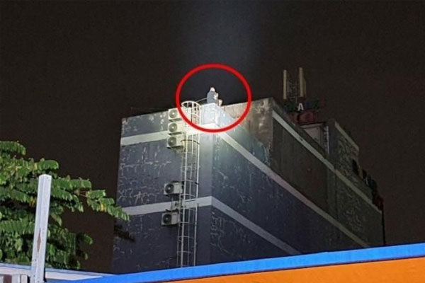 Trộm cố thủ trên sân thượng quán karaoke 5 tầng-1