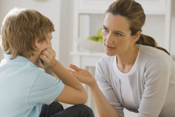 Mẹ ơi, bạn cùng lớp cướp tiền của con, khi trẻ cầu cứu bạn, có hai cách hiệu quả hơn là tìm cô giáo-1