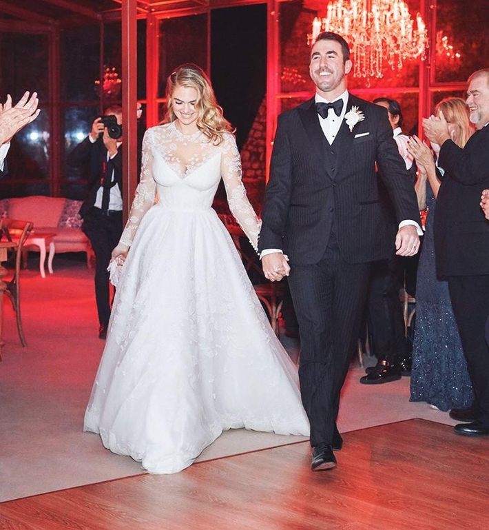 Những bộ váy cưới làm nên lịch sử trong showbiz thế giới-3