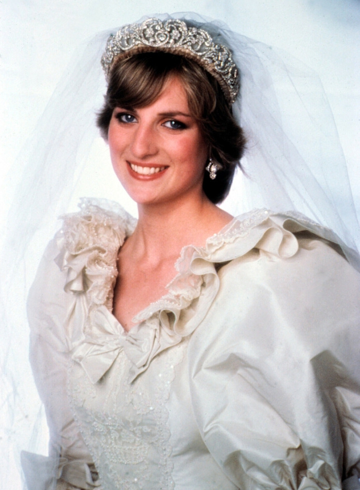 Những bộ váy cưới làm nên lịch sử trong showbiz thế giới-10