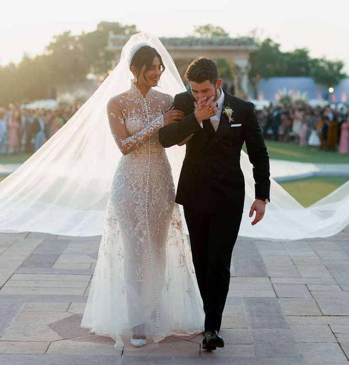 Những bộ váy cưới làm nên lịch sử trong showbiz thế giới-7