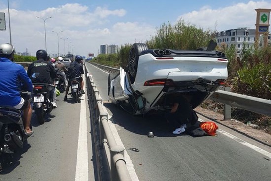 TP.HCM: Xe Porsche tông 2 xe máy rồi lật ngửa, 2 mẹ con bị thương