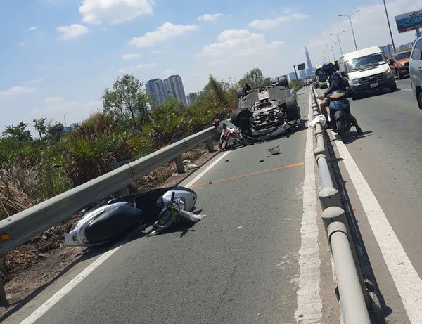 TP.HCM: Xe Porsche tông 2 xe máy rồi lật ngửa, 2 mẹ con bị thương-2