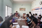 Cô giáo Hà Nội bị phụ huynh xông vào lớp hành hung-2