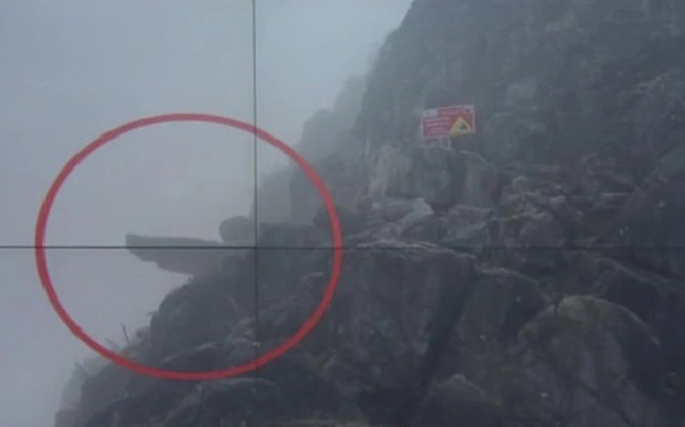 Du khách gặp nạn khi trèo lên mỏm đá để chụp ảnh-1