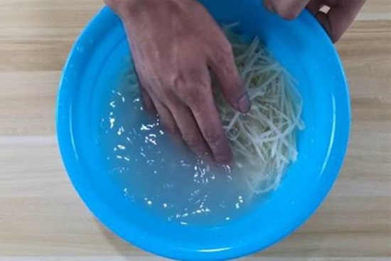 4 công dụng của nước ngâm khoai tây, ai không biết thật đáng tiếc