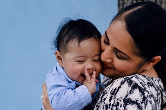 Con bám mẹ suốt ngày, xa chút là mếu máo: Do mẹ nuông chiều quá nên vậy?