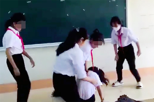 Nhóm nữ sinh lớp 6 đánh bạn trên bục giảng vì 20.000 đồng-5