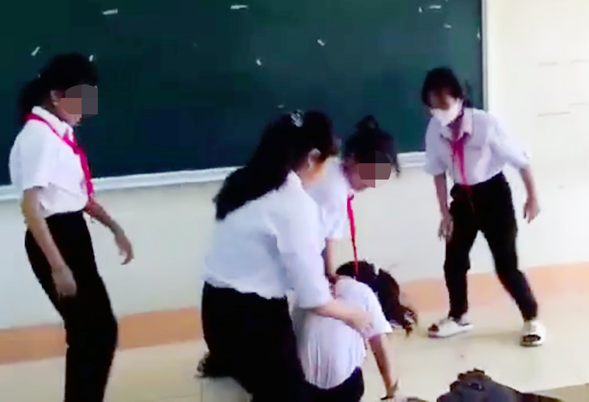 Nữ sinh bị đánh hội đồng, lớp trưởng là người quay clip-2
