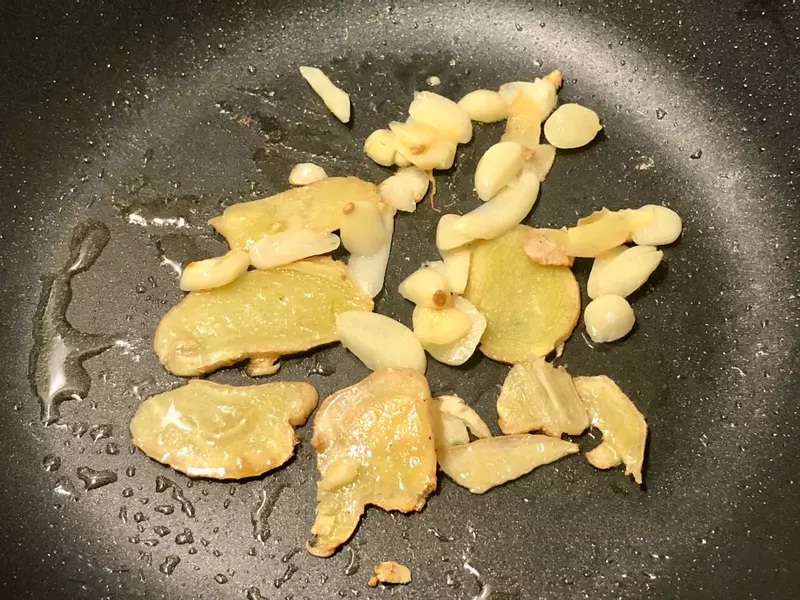 Ít ai xào thịt heo với nguyên liệu này, nhưng thử một lần chắc chắn thích ngay!-3