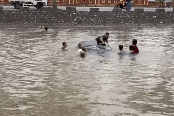 Ôtô chìm dần dưới sông, người dân lao xuống cứu