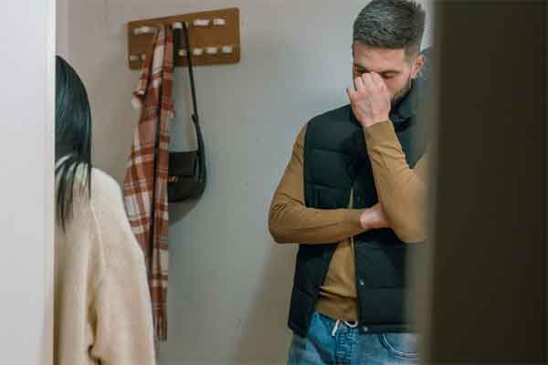 Cãi nhau với vợ, chồng bám nắp ca pô ô tô trên đoạn đường dài-1