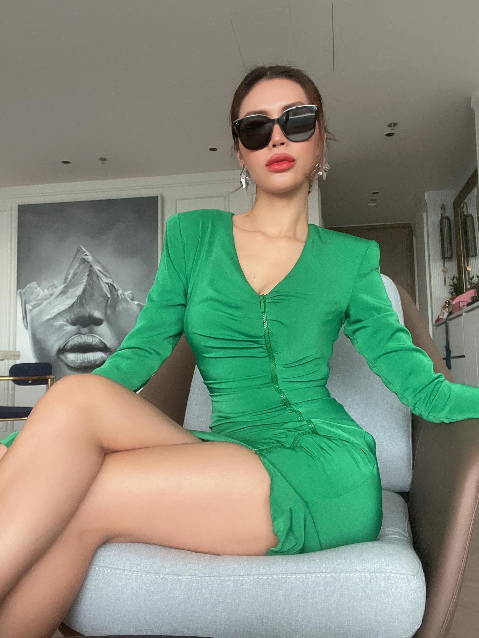 Soi căn hộ sang trọng của siêu mẫu thổ lộ tủi thân vì không có bằng đại học-17