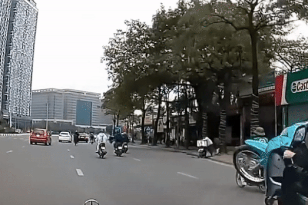 Xe máy bốc đầu gây nguy hiểm ở Hà Nội