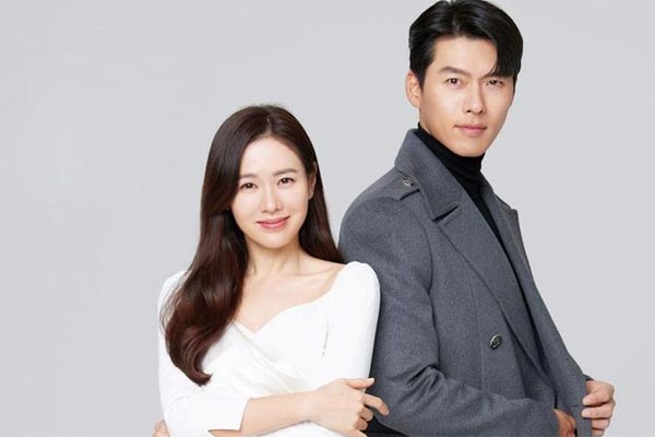 Lộ hình ảnh Hyun Bin thay bà xã cho con trai uống sữa?-4