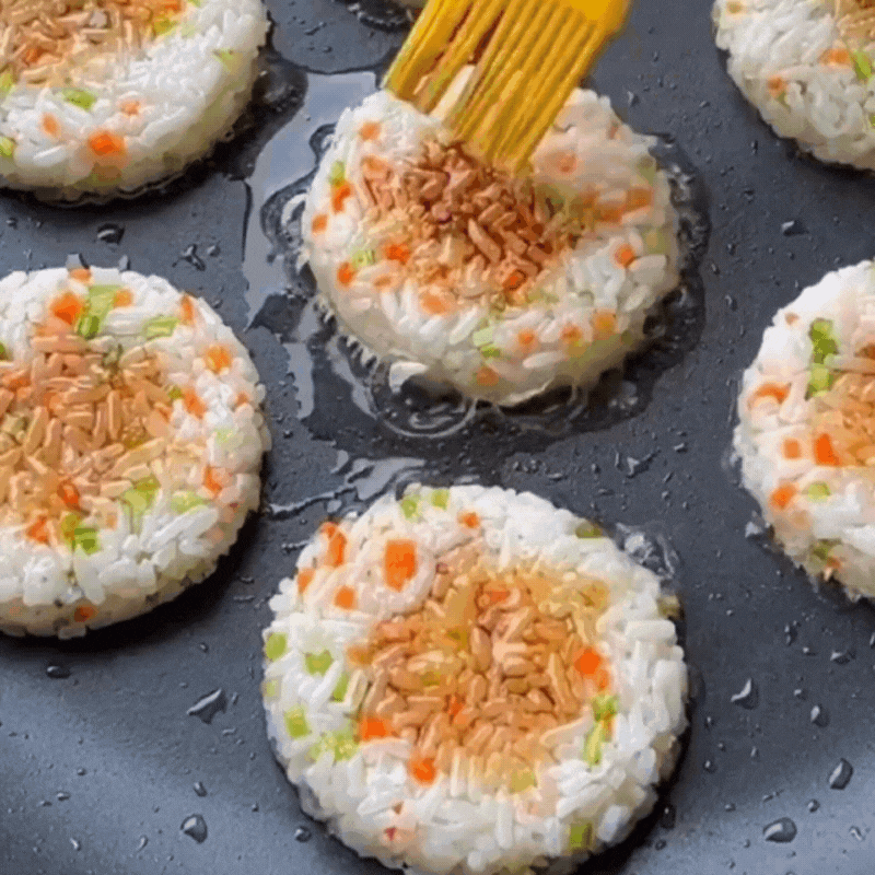 Nhà còn cơm nguội cứ mang ra làm món này, đảm bảo ăn ngon, hết cái vèo!-5