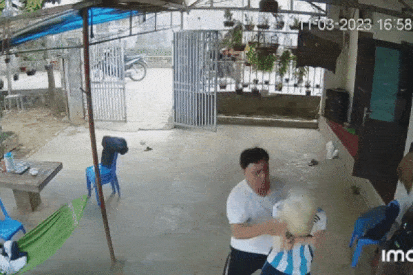 Nguyên nhân người đàn ông đánh liên tiếp vào đầu bé trai bạch tạng-7