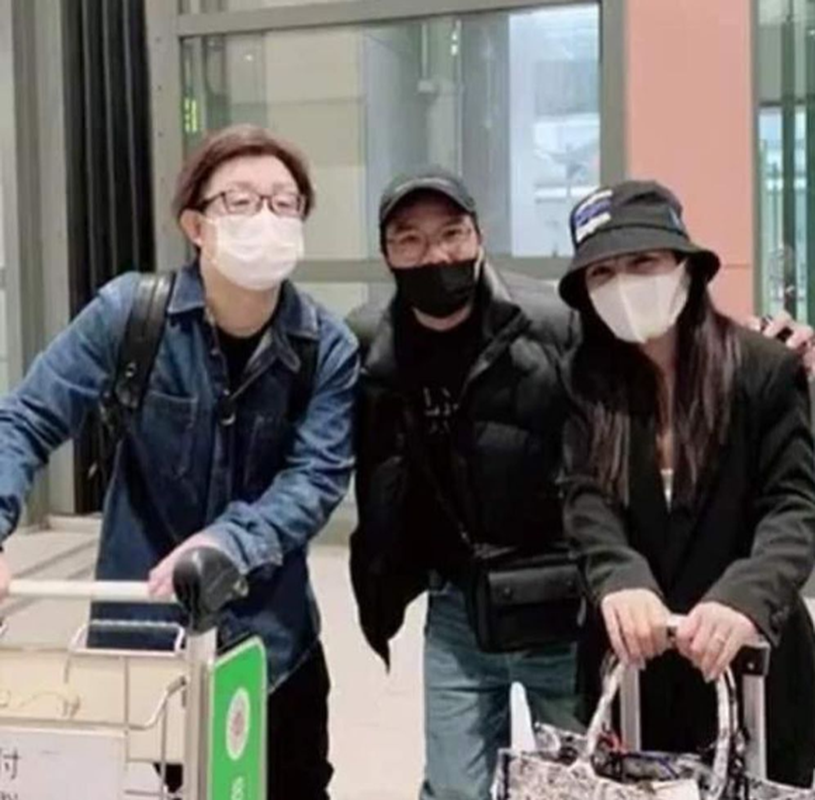 Vừa về Nhật, vợ chồng Bà Nhân đăng clip lội bùn bắt tôm cá-4