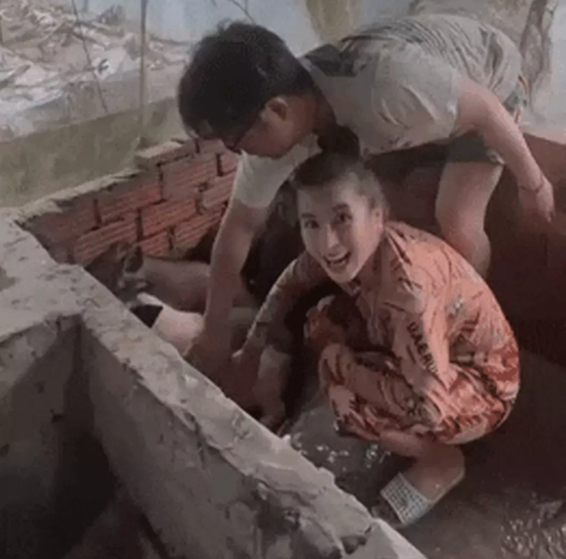 Vừa về Nhật, vợ chồng Bà Nhân đăng clip lội bùn bắt tôm cá-6