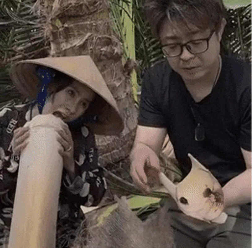 Vừa về Nhật, vợ chồng Bà Nhân đăng clip lội bùn bắt tôm cá-7
