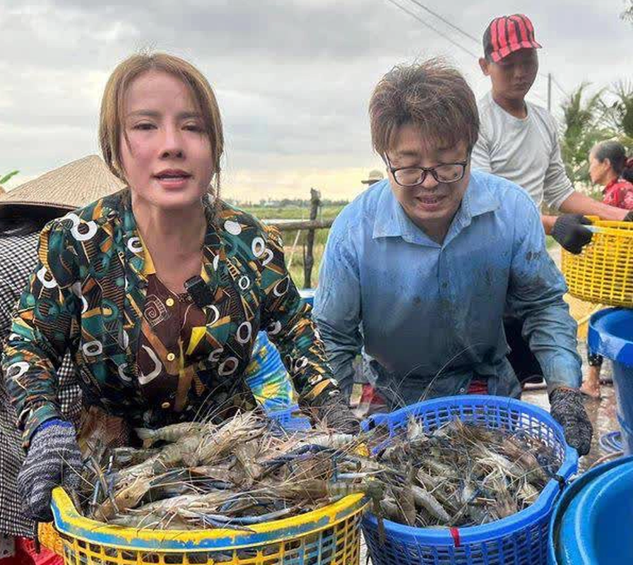 Vừa về Nhật, vợ chồng Bà Nhân đăng clip lội bùn bắt tôm cá-9
