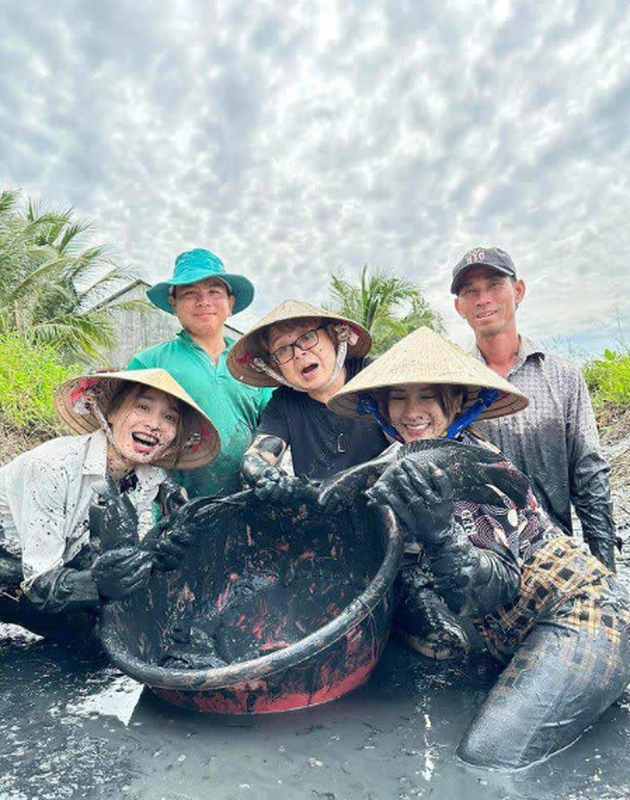 Vừa về Nhật, vợ chồng Bà Nhân đăng clip lội bùn bắt tôm cá-10