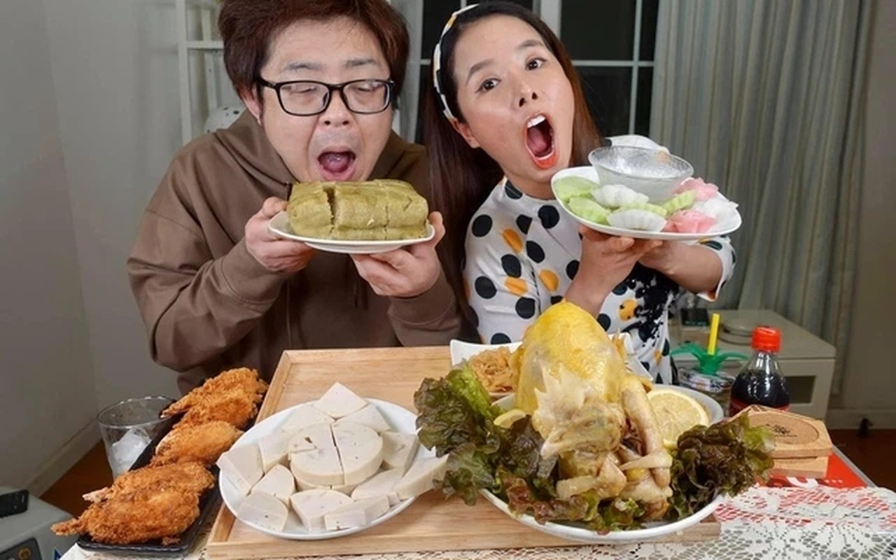 Vừa về Nhật, vợ chồng Bà Nhân đăng clip lội bùn bắt tôm cá-12