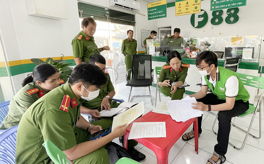 Công an kiểm tra 20 điểm kinh doanh của F88 ở An Giang-1