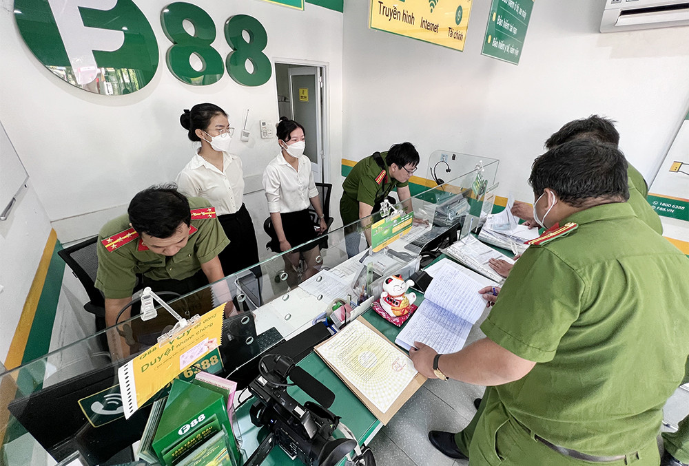 Công an kiểm tra 20 điểm kinh doanh của F88 ở An Giang-2