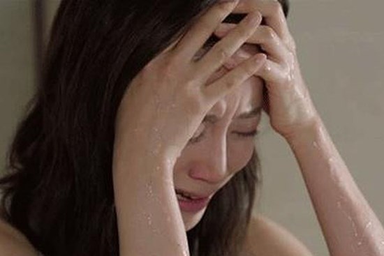 Để bảo vệ hôn nhân, tôi chịu đựng nhục nhã nuôi dạy con trai của tiểu tam, 25 năm sau phải hối hận