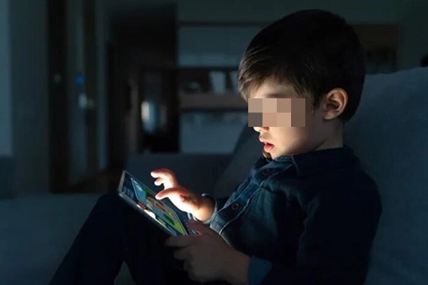 Thức khuya nghịch điện thoại, cậu bé khóc thét khi bố làm điều này-1