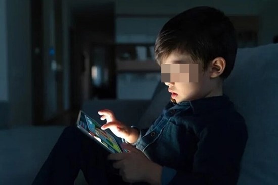 Thức khuya nghịch điện thoại, cậu bé khóc thét khi bố làm điều này