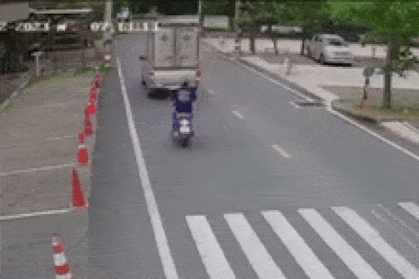Xe tải bất ngờ đi lùi trên phố khiến người đi xe máy gặp nạn