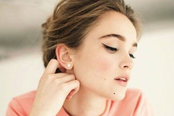 Ý nghĩa nốt ruồi trên mặt phụ nữ: Tiết lộ vận mệnh cuộc đời-4