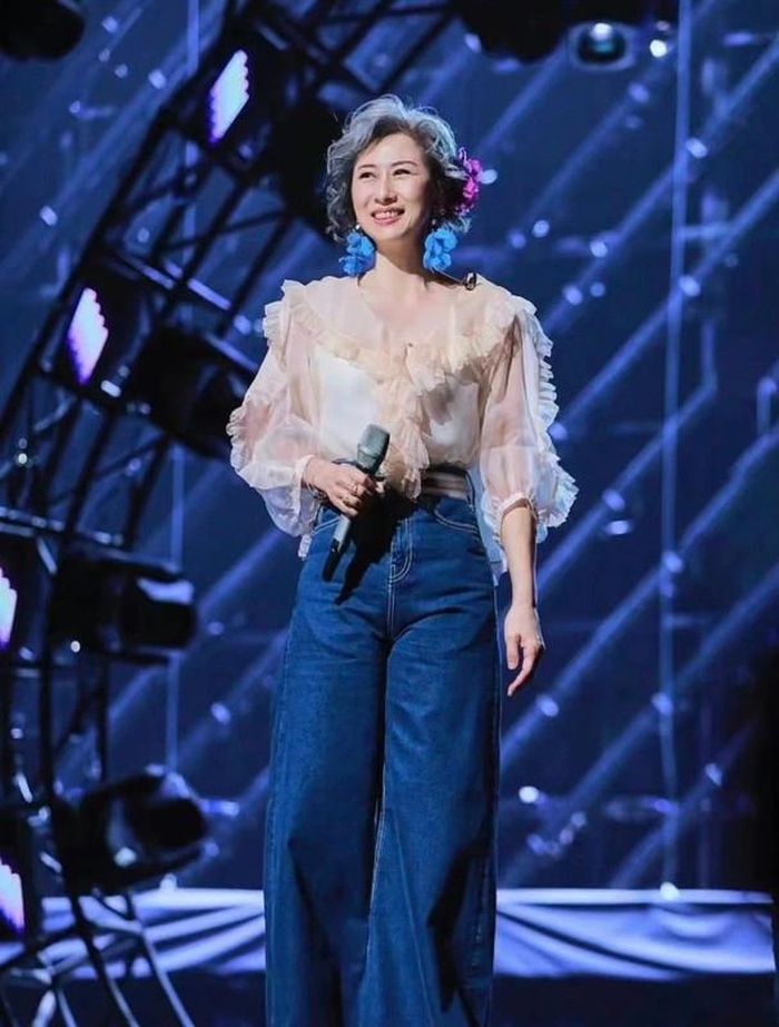 Cụ bà U70 khí chất ngút ngàn, Gen Z chạy theo không kịp-5