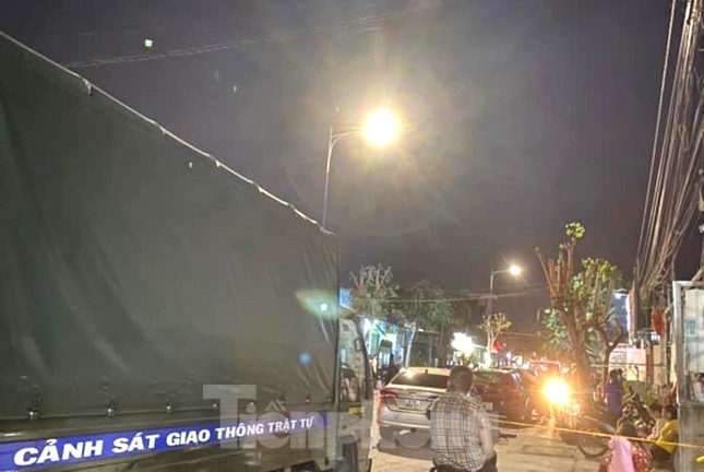 Công an đột nhập ki-ốt, giải cứu một phụ nữ bị bắt làm con tin trong đêm-2