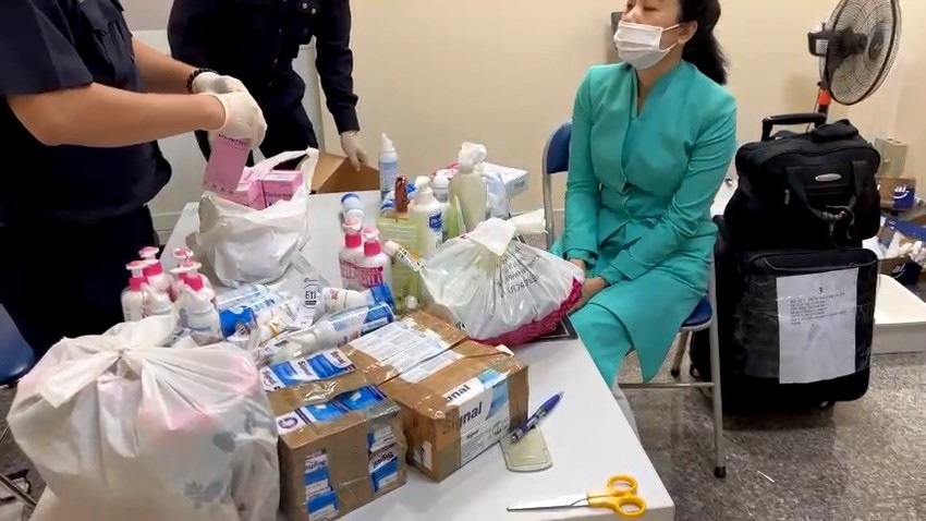 Khám xét nơi ở của 4 nữ tiếp viên mang 11,4kg ma túy-1