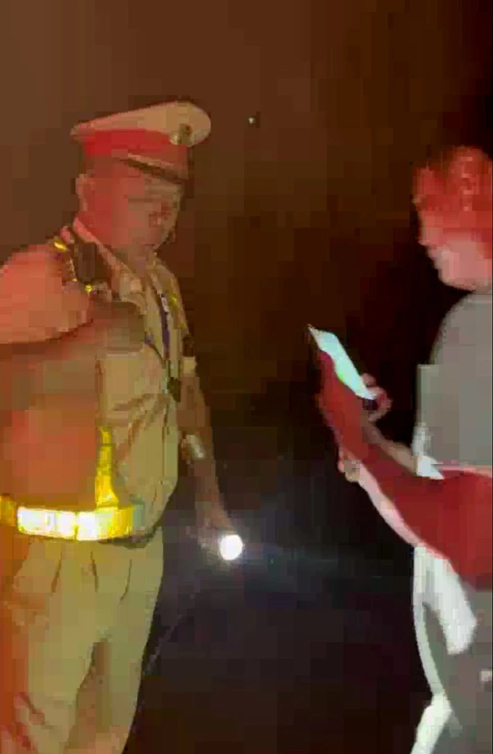 Bắt khẩn cấp lái xe giật bảng tên của CSGT-1