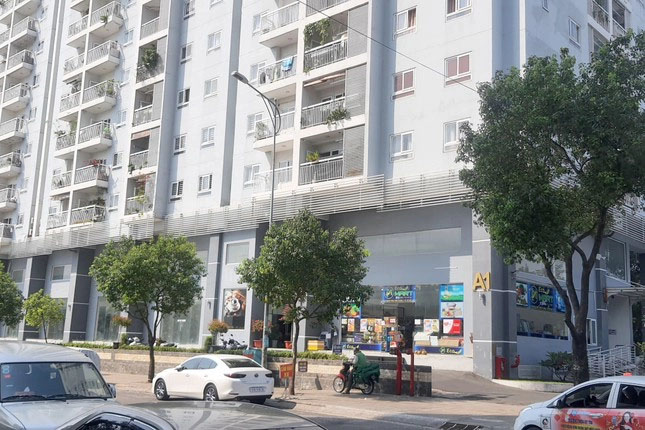 Phát hiện thiếu niên tử vong bất thường dưới chung cư lúc nửa đêm-1