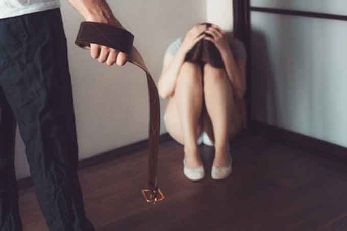 Chồng khóc lóc, quỳ xuống chân xin tha thứ sau mỗi lần đánh tôi-1