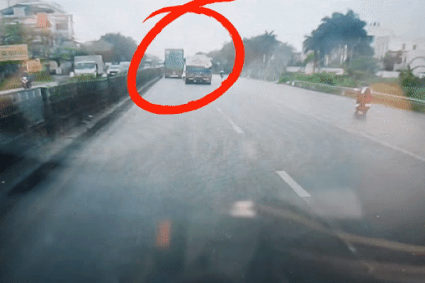 Xe bồn đâm xe con xoay 2 vòng trên quốc lộ