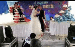 Chuẩn bị hôn cô dâu, chú rể ngã trên sân khấu vì điều này-1